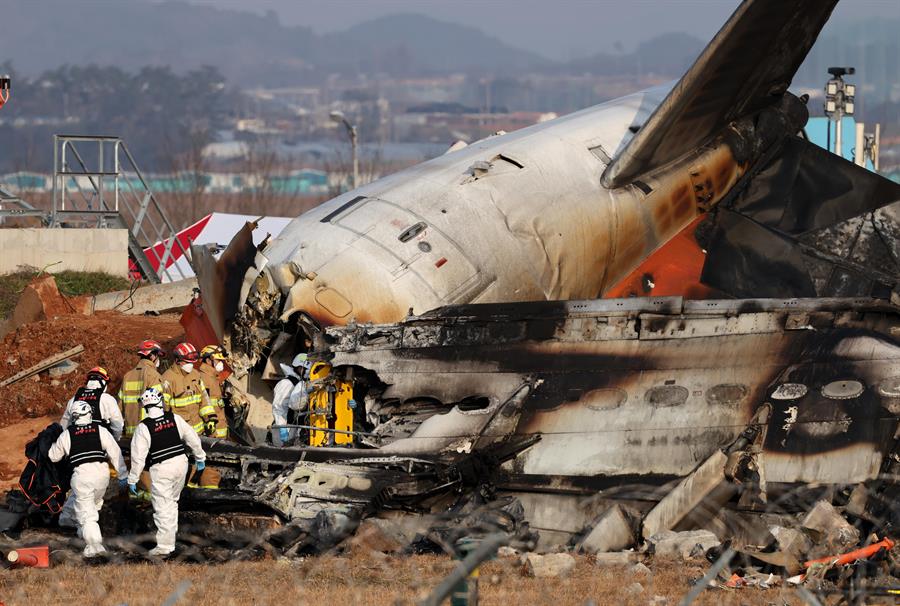 Cajas negras del avión de Jeju Air dejaron de grabar 4 minutos antes del accidente