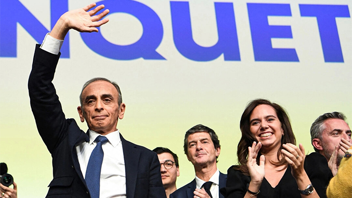 El candidato presidencial del partido francés Reconquete! Eric Zemmour (I) saluda a sus seguidores junto a su asesora Sarah Knafo (D) en París el 10 de abril de 2022. (Bertrand Guay/AFP vía Getty Images)