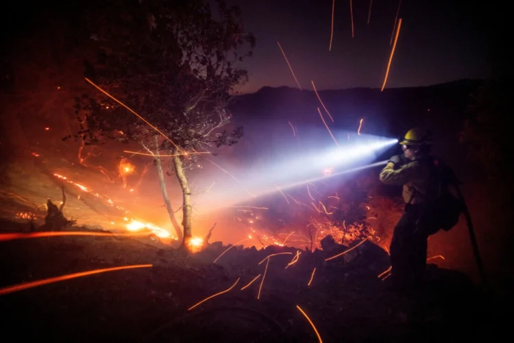 Autoridades de L.A. amplían evacuaciones y se preparan para días ventosos mientras incendios persisten