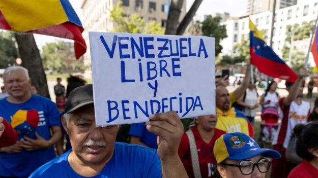 Venezolanos en Chile protestan por la investidura de Maduro: «Consumó un golpe de Estado»