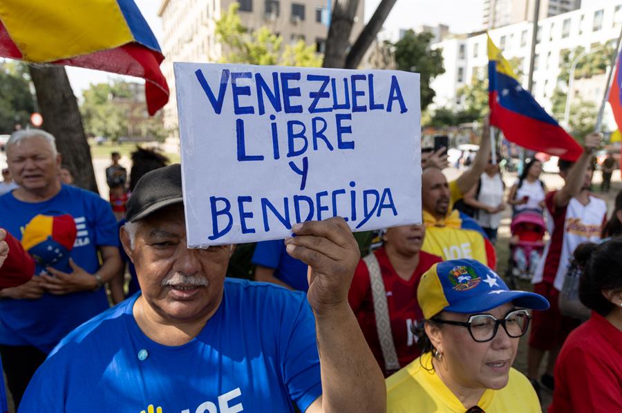 Venezolanos en Chile protestan por la investidura de Maduro: «Consumó un golpe de Estado»