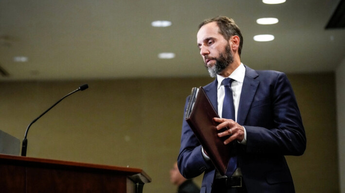 El abogado especial Jack Smith se prepara para hablar sobre una acusación contra el expresidente Donald Trump en Washington el 1 de agosto de 2023. Drew Angerer/Getty Images