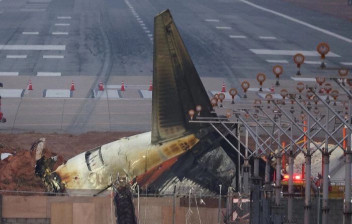 Los restos del avión de Jeju Air que se salió de la pista y se estrelló se encuentra en el Aeropuerto Internacional de Muan, en Muan, Corea del Sur, el 30 de diciembre de 2024. (Kim Hong-Ji/Reuters)