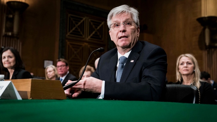 El gobernador de la Reserva Federal, Christopher Waller, testifica ante el Comité de Banca, Vivienda y Asuntos Urbanos del Senado, en Washington, el 13 de febrero de 2020. (Sarah Silbiger/Getty Images)