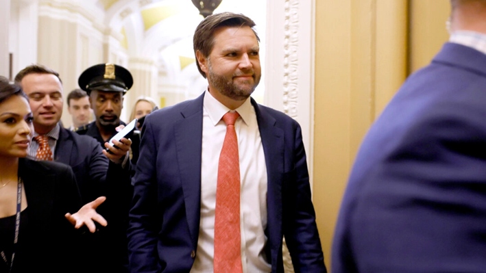 El vicepresidente electo, el senador J. D. Vance (R-Ohio), sale de la Cámara del Senado durante una votación en el Capitolio de EE. UU., en Washington, el 18 de diciembre de 2024. (Anna Moneymaker/Getty Images)