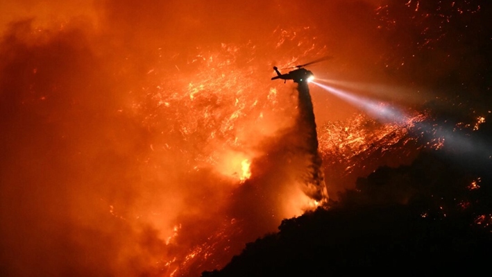 Bomberos luchan por contener incendios de Los Ángeles mientras se espera que vuelvan fuertes vientos