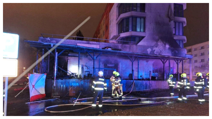 Los bomberos trabajan en el lugar de la explosión de una bombona de propano-butano en un restaurante de la ciudad de Most, República Checa, el 12 de enero de 2025. (Servicio de Rescate contra Incendios de la República Checa vía X/Handout via Reuters)