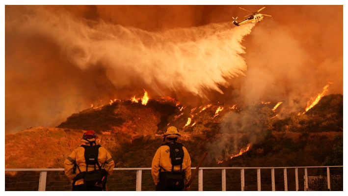 Los bomberos observan cómo se arroja agua sobre el incendio Palisades en Mandeville Canyon, en Los Ángeles, el 11 de enero de 2025. Jae C. Hong/Foto AP)