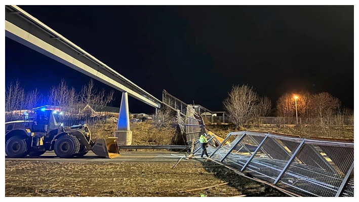 La valla y el techo de un puente peatonal derrumbado sobre la autopista Seward en Anchorage, Alaska, el 12 de enero de 2025. (Departamento de Transporte e Instalaciones Públicas de Alaska vía AP)