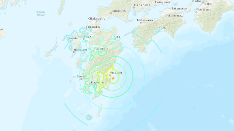 Un mapa muestra el epicentro de un terremoto de magnitud 6.9 que sacudió el suroeste de Japón el 13 de enero de 2025. (USGS/Captura de pantalla via The Epoch Times)