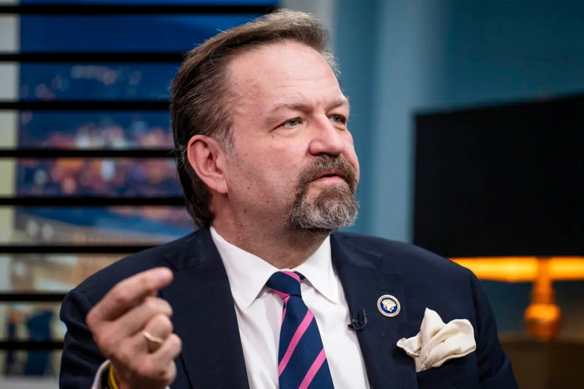 Sebastian Gorka, elegido por el presidente electo Donald Trump como ayudante adjunto del presidente y director principal de contraterrorismo, habla durante una entrevista con The Epoch Times el 17 de diciembre de 2024. (Madalina Vasiliu/The Epoch Times)