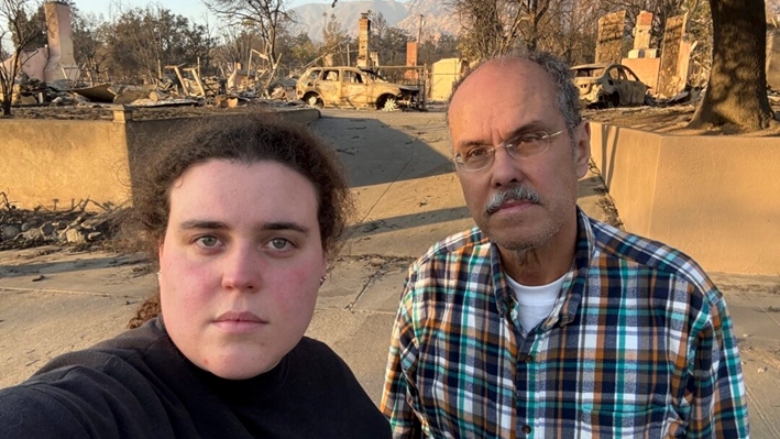 Vanessa Prata y su padre Aluizio Prata posan para un autorretrato en Altadena, California, el 11 de enero de 2025, en medio de los daños causados ​​por el incendio de Eaton. (a Prata vía AP)