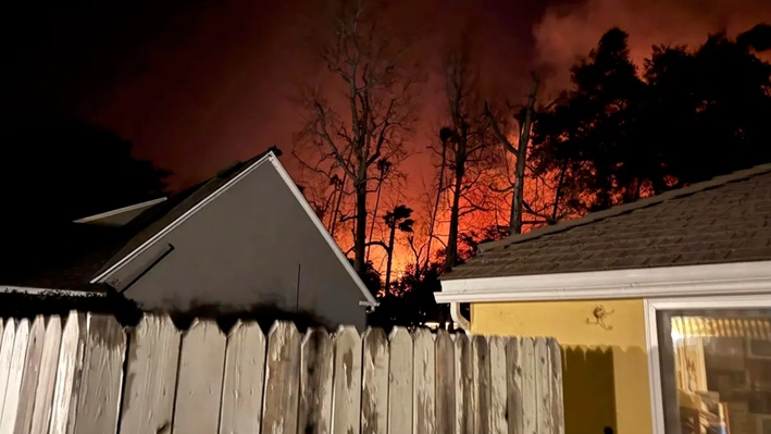 El incendio forestal de Eaton se aproxima a la casa amarilla de la familia Prata en Altadena, California, el 7 de enero de 2025. (Vanessa Prata/Foto AP)