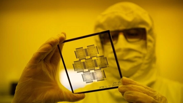 Un empleado trabaja en el proceso de fabricación de chips en una sala blanca del Instituto de Microelectrónica de Barcelona (IMB-CNM) en Bellaterra, cerca de Barcelona, ​​el 3 de marzo de 2022. (Josep Lago/AFP vía Getty Images)