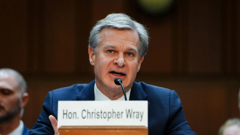 El director del FBI, Christopher Wray, declara ante el Comité Judicial del Senado en Washington el 5 de diciembre de 2023. (Madalina Vasiliu/The Epoch Times)
