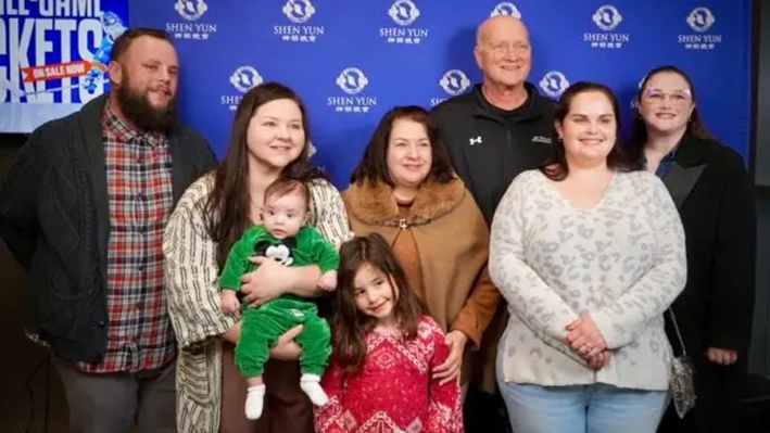 Sid Edwards y su familia en la representación de Shen Yun Performing Arts en el Baton Rouge River Center Theatre, el 12 de enero de 2025. (Sonia Wu/The Epoch Times)