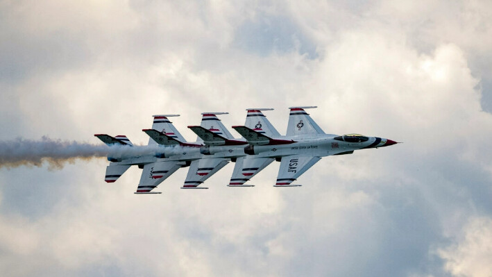 Los Thunderbirds de las Fuerzas Aéreas de EE. UU. actúan en el Salón Aeronáutico Internacional de Nueva York 2024 en el aeropuerto del condado de Orange en Montgomery, Nueva York, el 11 de agosto de 2024. (Larry Dye/The Epoch Times)