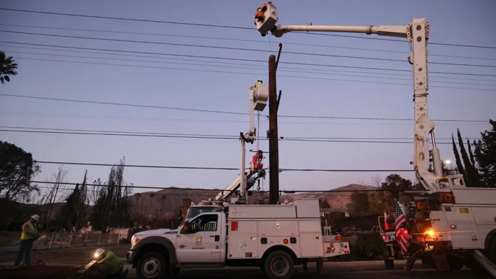 Trabajadores de Southern California Edison reparan un poste de electricidad tras el incendio de Eaton en Altadena, California, el 12 de enero de 2025. (Ethan Swope/Foto AP)