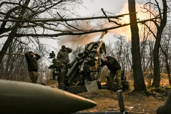 Soldados ucranianos disparan un obús M777 contra posiciones rusas cerca de Bakhmut, Ucrania, el 17 de marzo de 2023. (Aris Messinis/AFP vía Getty Images)