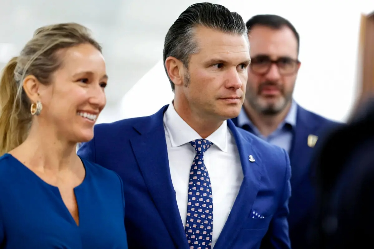 Pete Hegseth, nominado por el presidente electo Donald Trump para ser secretario de Defensa, y su esposa, Jennifer Rauchet, caminan por el edificio de oficinas del Senado Hart en Washington el 11 de diciembre de 2024. (Anna Moneymaker/Getty Images)