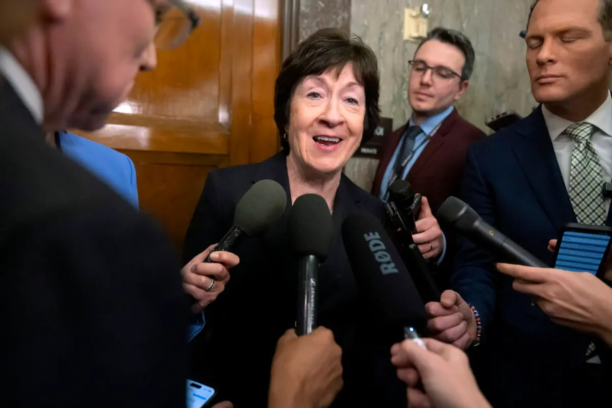 La senadora Susan Collins (R-Maine) habla con los periodistas tras reunirse con Pete Hegseth, la elección del presidente electo Donald Trump para ser secretario de Defensa, en el Capitolio el 11 de diciembre de 2024. (Mark Schiefelbein/Foto AP)