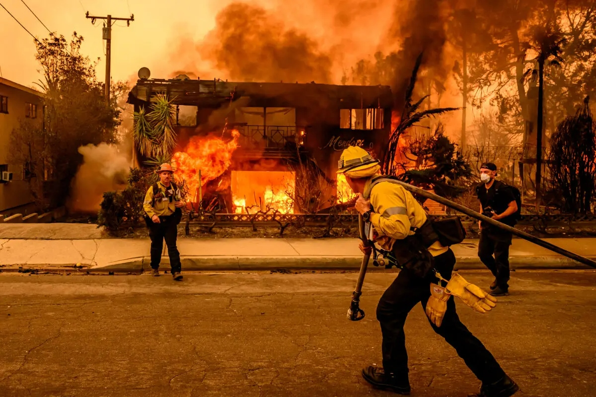 Los bomberos trabajan en el incendio de un edificio de apartamentos en la zona de Altadena, en el condado de Los Ángeles, el 8 de enero de 2025. (Josh Edelson/AFP vía Getty Images)