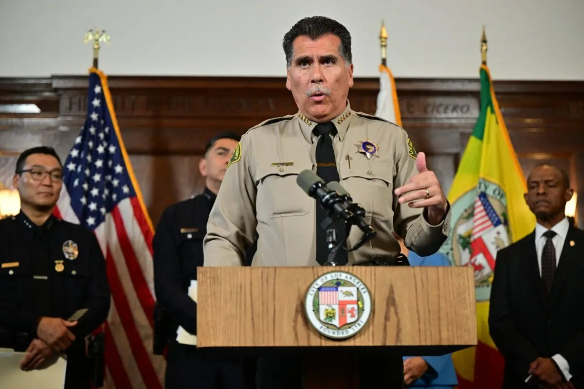 El sheriff del condado de Los Ángeles, Robert Luna, habla durante una rueda de prensa en el Ayuntamiento de Los Ángeles el 17 de agosto de 2023. (Frederic J. Brown/AFP vía Getty Images)