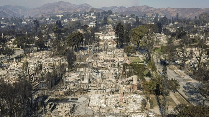 La destrucción causada por el incendio Palisades alinea barrios cerca de Los Ángeles el 9 de enero de 2024. (John Fredricks/The Epoch Times)
