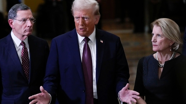 El presidente electo Donald Trump, flanqueado por (izq.) el senador John Barrasso y (der.) la senadora Shelley Moore Capito, habla con periodistas después de una reunión en el Capitolio, el 8 de enero de 2025. (Steve Helber/The Canadian Press/AP)