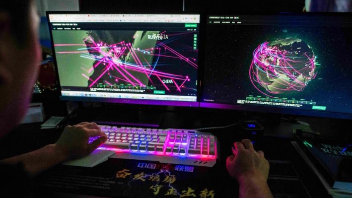 Un hacker utiliza su computadora en Dongguan, provincia de Guangdong, en el sur de China, el 4 de agosto de 2020. (Nicolas Asfouri/AFP vía Getty Images)