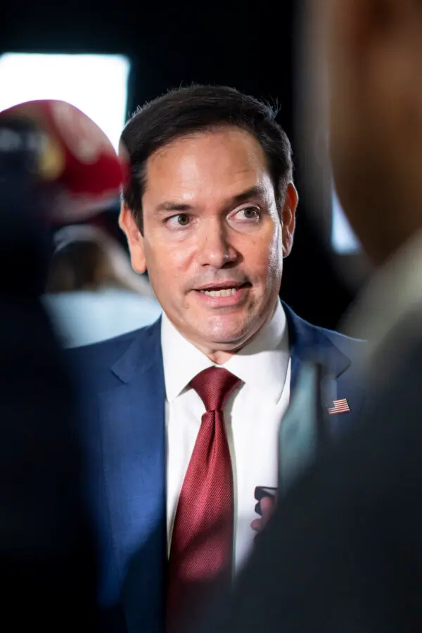 El senador Marco Rubio (R-Fla.) habla con los periodistas en el centro de archivo de medios y sala de giro del Centro de Convenciones de Pensilvania antes del debate presidencial entre el candidato republicano, el expresidente Donald J. Trump, y la candidata demócrata, la vicepresidenta Kamala Harris, en Filadelfia, Pensilvania, el 10 de septiembre de 2024. (Madalina Vasiliu/The Epoch Times)