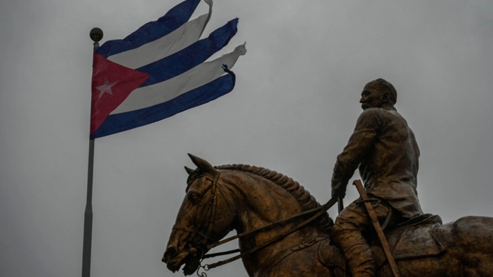 Una bandera cubana destrozada por los vientos del huracán Rafael ondea sobre la estatua del general Calixto García, en La Habana, Cuba, el 6 de noviembre de 2024. (Ramon Espinosa/AP Photo)