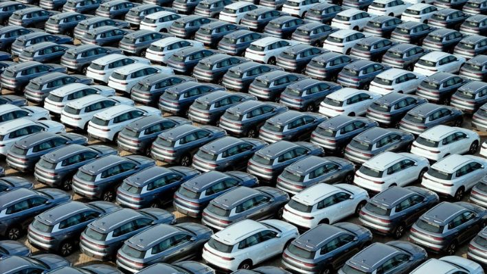 Esta fotografía tomada el 18 de abril de 2024 muestra autos eléctricos BYD para exportación esperando ser cargados en un barco en un puerto de Yantai, en la provincia oriental china de Shandong. (STR/AFP vía Getty Images)