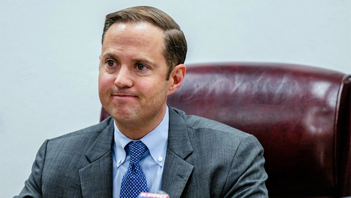 El representante estatal de Texas Dustin Burrows concluye una audiencia pública en Uvalde, Texas, el 17 de junio de 2022. (Brandon Bell/Getty Images)