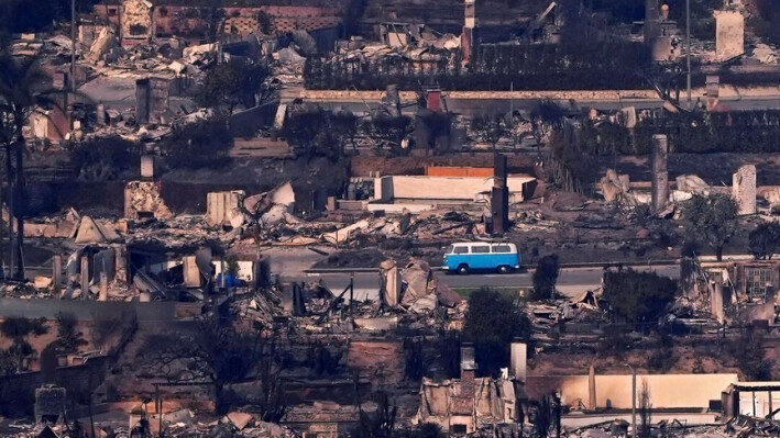 Una furgoneta VW entre casas quemadas, el 9 de enero de 2025, en Malibú, California. (Mark J. Terrill/Foto AP).