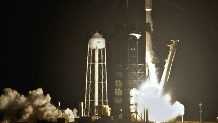 Un cohete Falcon 9 de SpaceX despega de la plataforma 39A con una carga de un par de módulos de aterrizaje lunar en el Centro Espacial Kennedy en Cabo Cañaveral, Florida, el 15 de enero de 2025. (John Raoux/Foto AP)