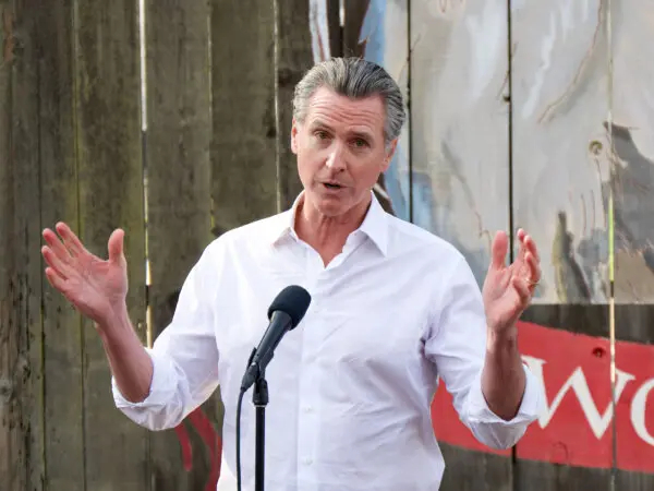 El gobernador de California, Gavin Newsom, habla con los periodistas en los ranchos Davis de Colusa el 10 de diciembre de 2024. (Travis Gillmore/The Epoch Times)