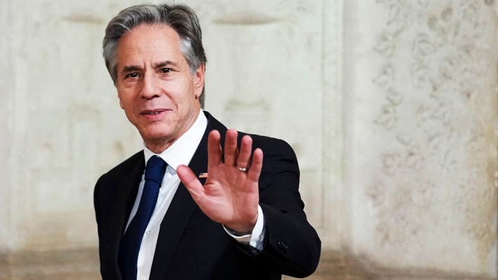 El secretario de Estado de Estados Unidos, Antony Blinken, saluda a su llegada a una reunión en Villa Madama, Roma, el 9 de enero de 2025. (Andrew Medichini/AFP vía Getty Images)