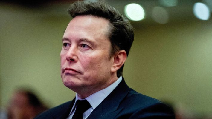 Elon Musk, director ejecutivo de Tesla y propietario de X, escucha al presidente electo Donald Trump durante una reunión con los republicanos de la Cámara de Representantes en el hotel Hyatt Regency en Washington el 13 de noviembre de 2024. (Allison Robbert/Pool vía Reuters)