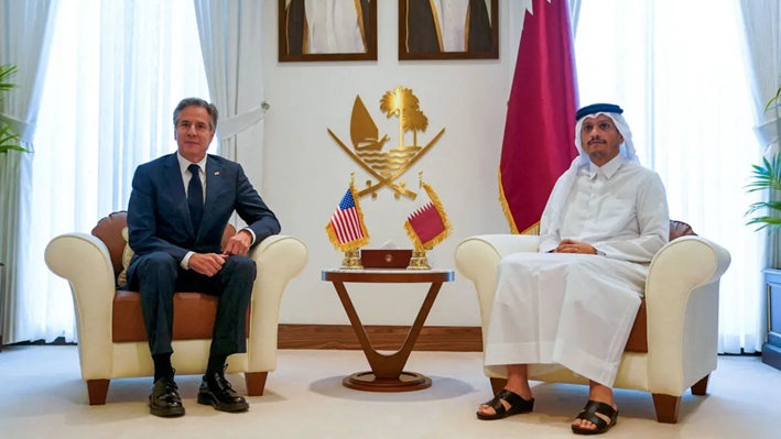 El primer ministro y ministro de Asuntos Exteriores de Qatar, Sheikh Mohammed bin Abdulrahman Al Thani (der.), recibe al secretario de Estado Antony Blinken en Doha, el 24 de octubre de 2024. (Nathan Howard/AFP/Getty Images)