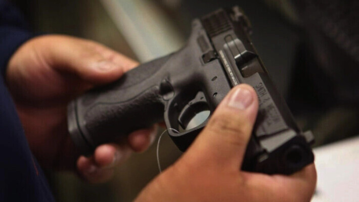 Una persona sostiene una pistola en una imagen de archivo sin fecha. (Scott Olson/Getty Images)