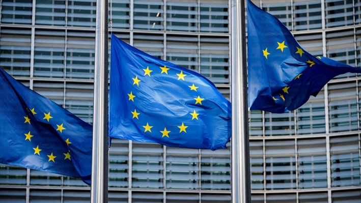 Las banderas de la Unión Europea ondean frente a la sede de la Comisión Europea, en Bruselas, el 1 de marzo de 2023. (Johanna Geron/Reuters)