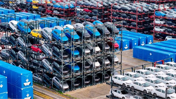 Los automóviles se apilan listos para ser cargados en un barco para su exportación en el puerto de Taicang, en la provincia de Jiangsu, China, el 16 de julio de 2024. (AFP vía Getty Images)