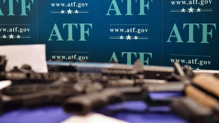 Grupo de defensa de armas afirma que ATF está eludiendo sentencia que anula norma de soportes de pistola