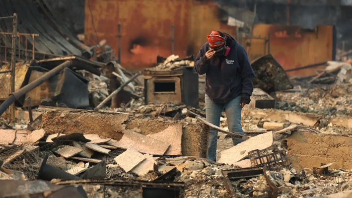 Mimi Laine inspecciona la casa de su madre, destruida por el incendio Eaton en Altadena, California, el 9 de enero de 2025. (Justin Sullivan/Getty Images)