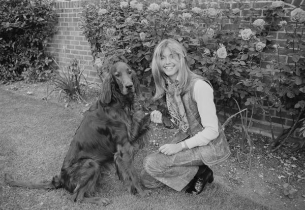 Olivia Newton-John com seu cachorro, Geordie, em sua casa em Hadley Common, Hertfordshire, em junho de 1970 (© Getty Images | Chris Ware / Keystone Features / Hulton Archive)