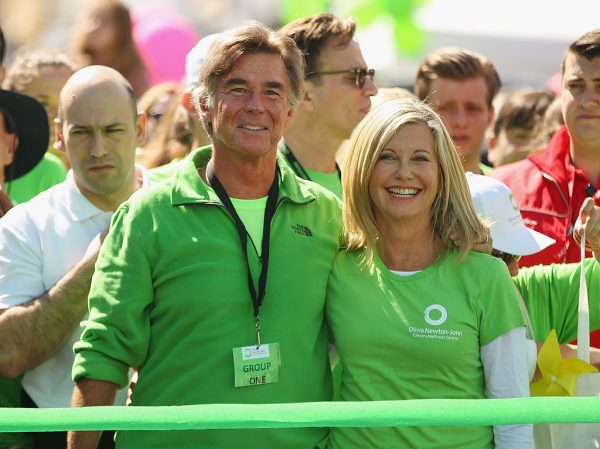 Olivia Newton-John e seu marido John Easterling se preparam para liderar o Wellness Walk em Melbourne, na Austrália, em 15 de setembro de 2013 (© Getty Images | Scott Barbour)