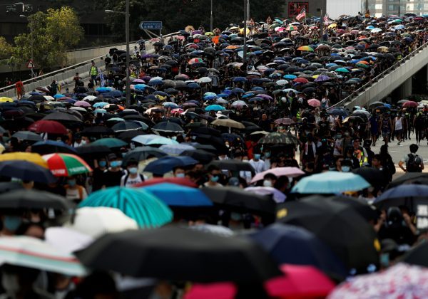 Manifestantes antigovernamentais marcham durante uma manifestação em Hong Kong, em 15 de setembro de 2019 (Jorge Silva / Reuters)