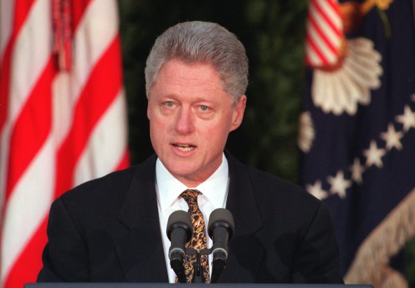 O então presidente dos EUA, Bill Clinton, dirige-se à nação do Jardim de Rosas da Casa Branca, em Washington, em 11 de dezembro de 1998, para se desculpar por enganar o país sobre seu relacionamento com a estagiária da Casa Branca, Monica Lewinsky (William Philpott / AFP / Getty Images)