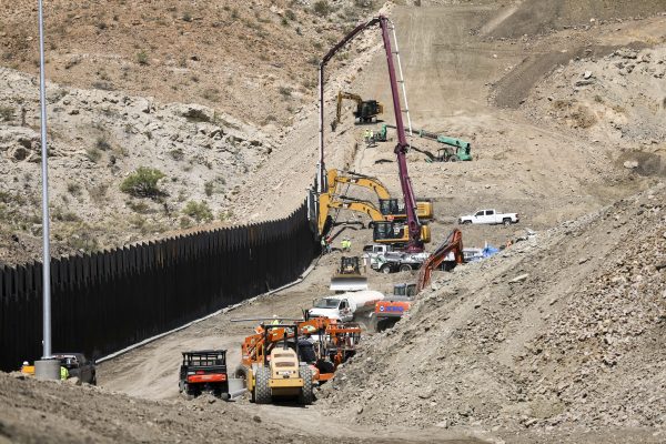 Construção em uma nova seção de meia milha de cerca de fronteira construída por We Build the Wall em Sunland Park, Nova York, em 30 de maio de 2019 (Charlotte Cuthbertson / The Epoch Times)